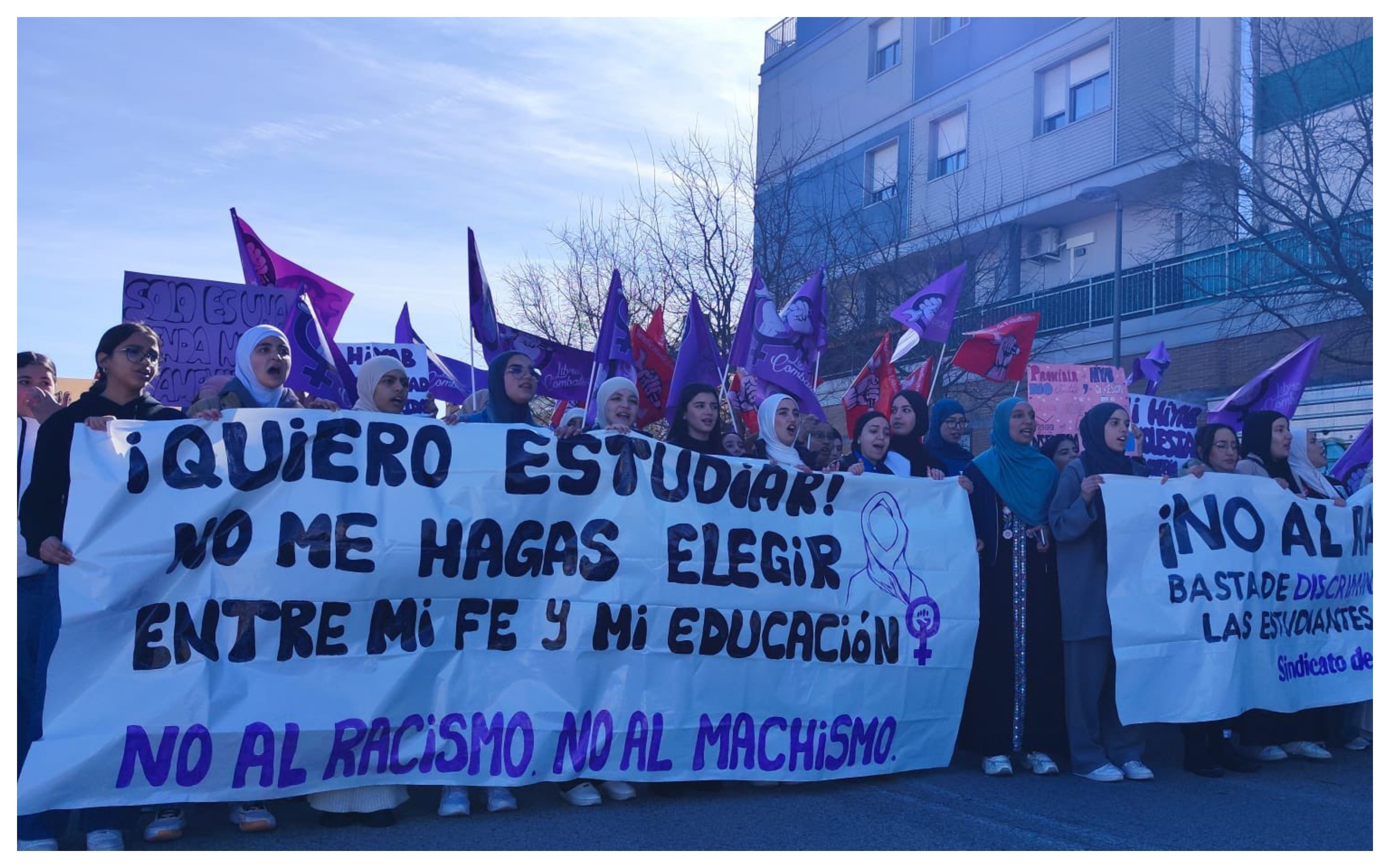 Manifestación en la localidad madrileña de Parla a favor del uso del velo islámico en las aulas: "¡Que prohíban la religión católica!"
