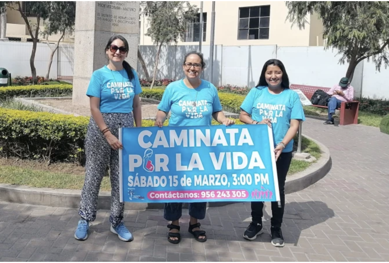 Integrantes de la RED Jóvenes Provida Perú promoviendo la Caminata por la Vida 2025