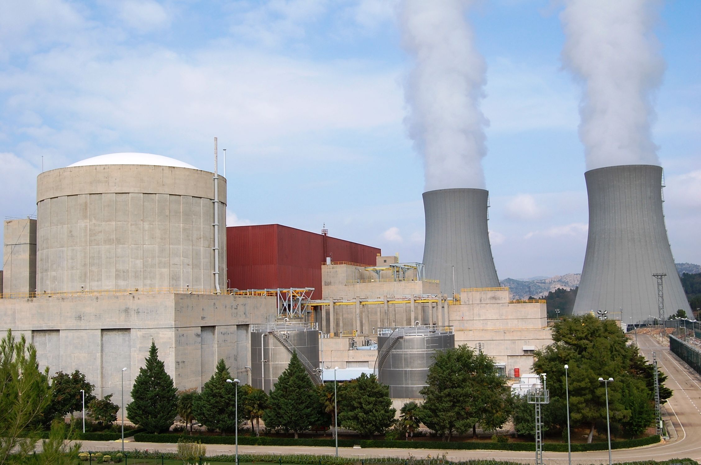 La central nuclear de Cofrentes es una de las que Sánchez quiere cerrar... insistiendo en bulos, pese a que fue la primera instalación clave en evitar un apagón en la trágica DANA