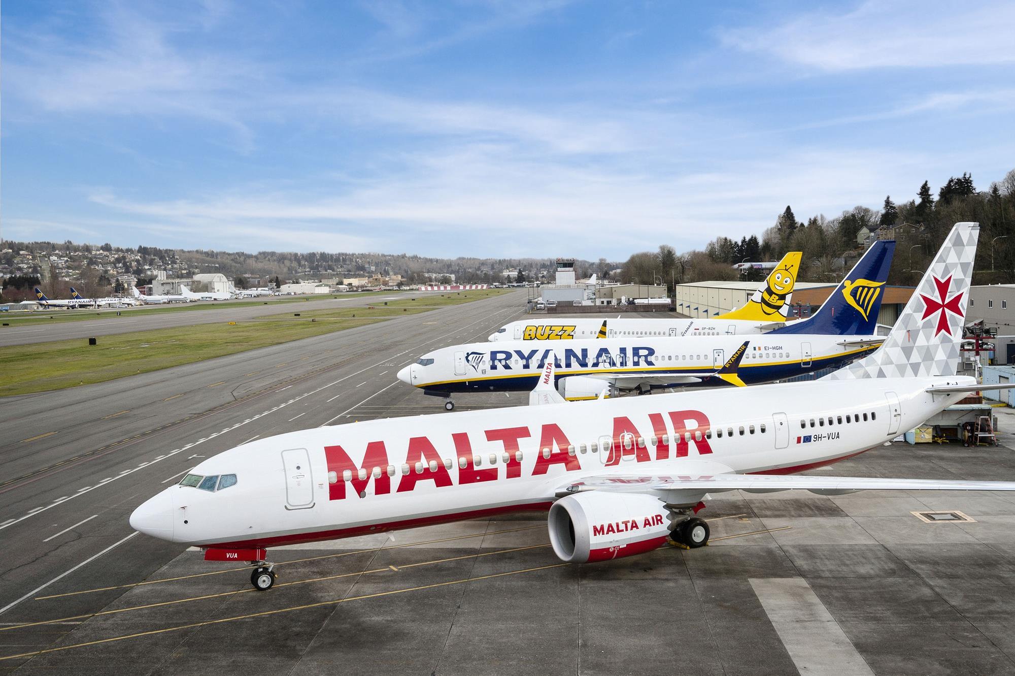 El grupo Ryanair (el cual incluye a la aerolínea que le da nombre, así como Malta Air, Buzz y Lauda Europe) logra nuevo récord de pasajeros, pese a no tratarles bien, aunque su beneficio baja