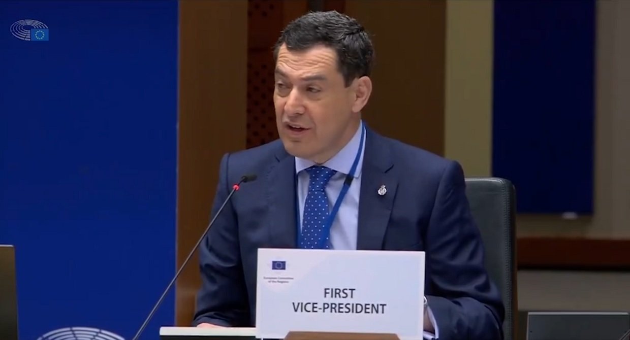 Moreno Bonilla defiende con palabras a los agricultores en Bruselas... pero los hechos en Andalucía, por ahora, reflejan otra cosa