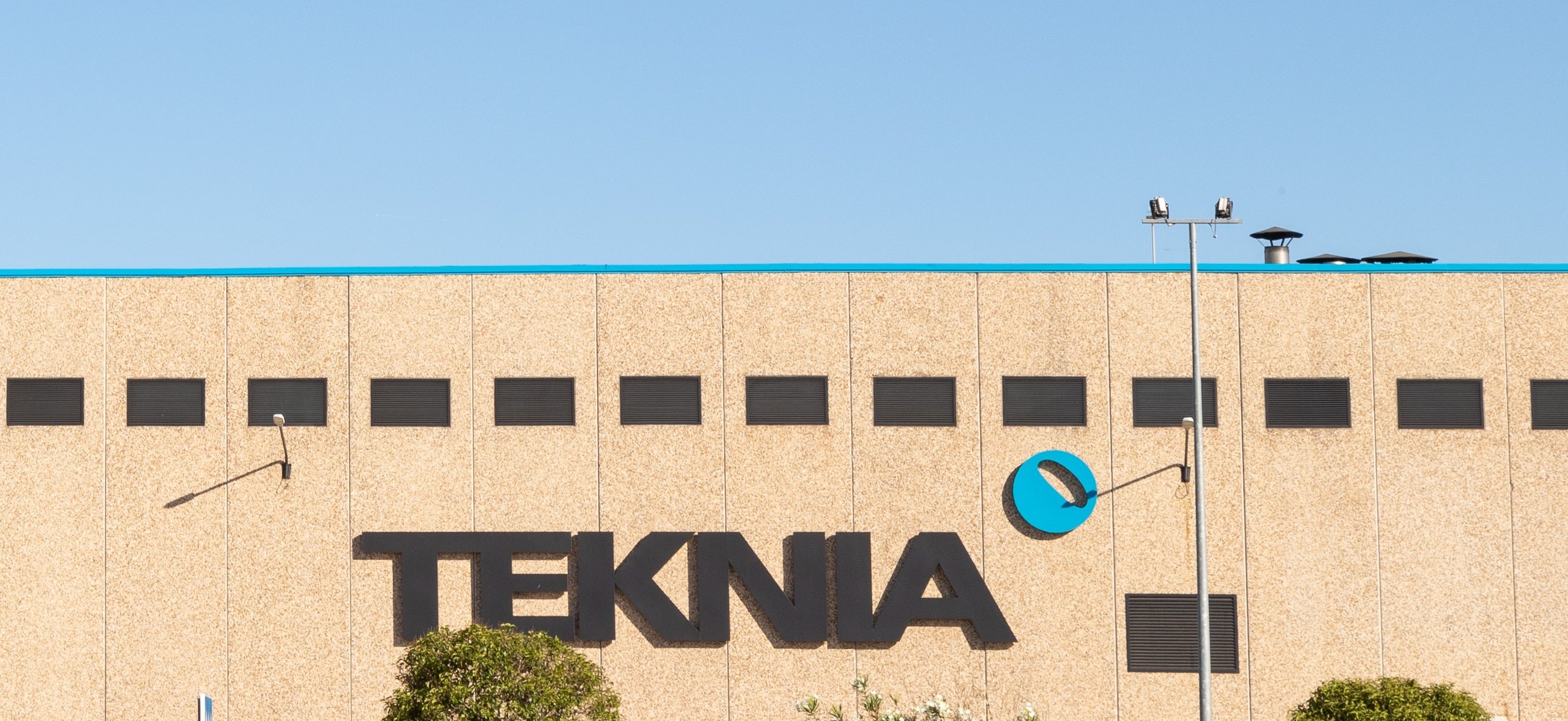 Teknia, una empresa familiar española dedicada desde hace 33 años a fabricar componentes automovilísticos metálicos y plásticos, que cuenta con 23 plantas de producción repartidas en 13 países