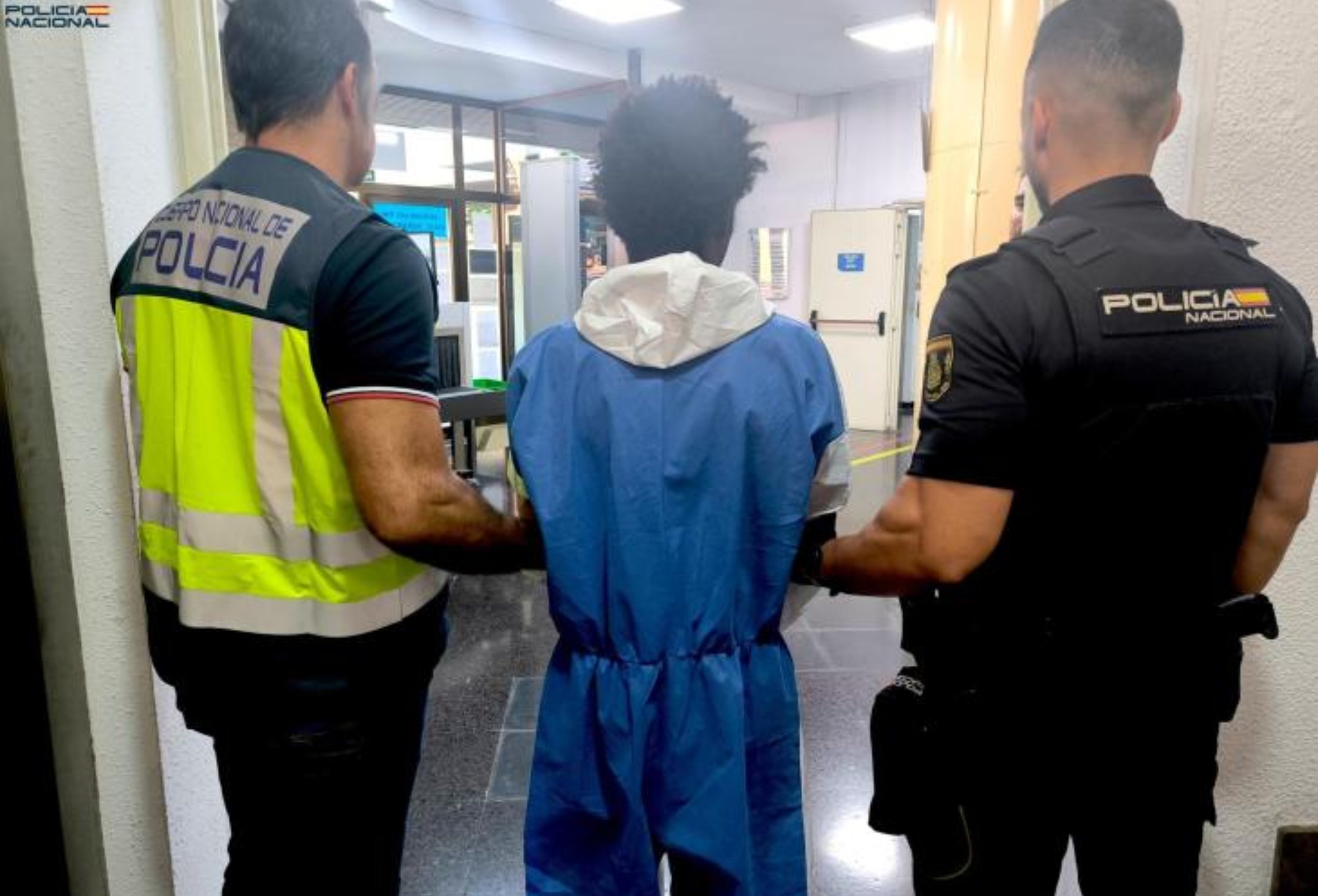Detenido por la Policía Nacional, y enviado horas después a prisión, un senegalés que apuñalo gravemente con unas tijeras por la espalda a un joven neerlandés en Playa de Palma