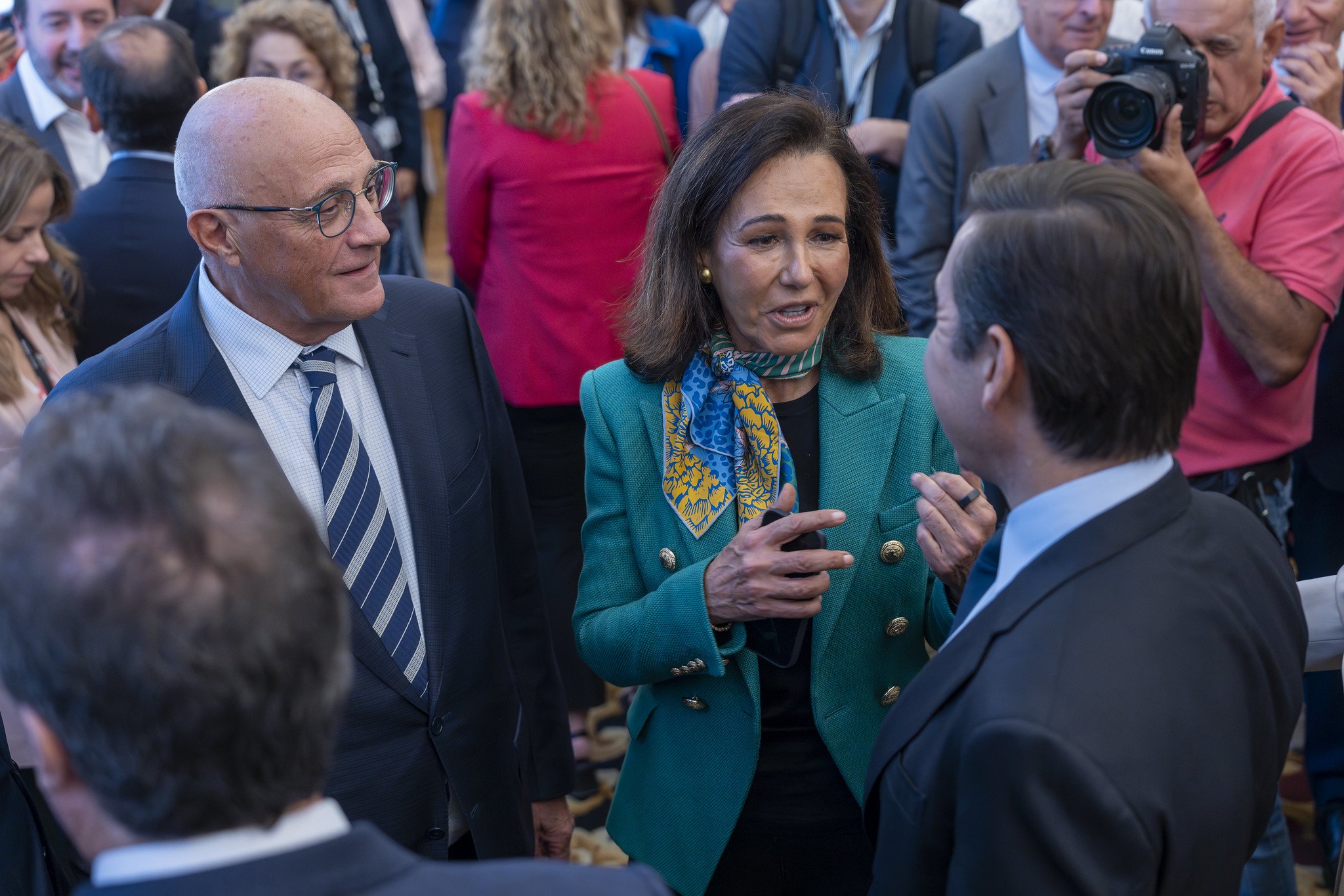 Ana Botín conversa con Carlos Torres ante la atenta mirada de Josep Oliu, durante la toma de posesión de José Luis Escrivá como gobernador del Banco de España / Foto: Pablo Moreno