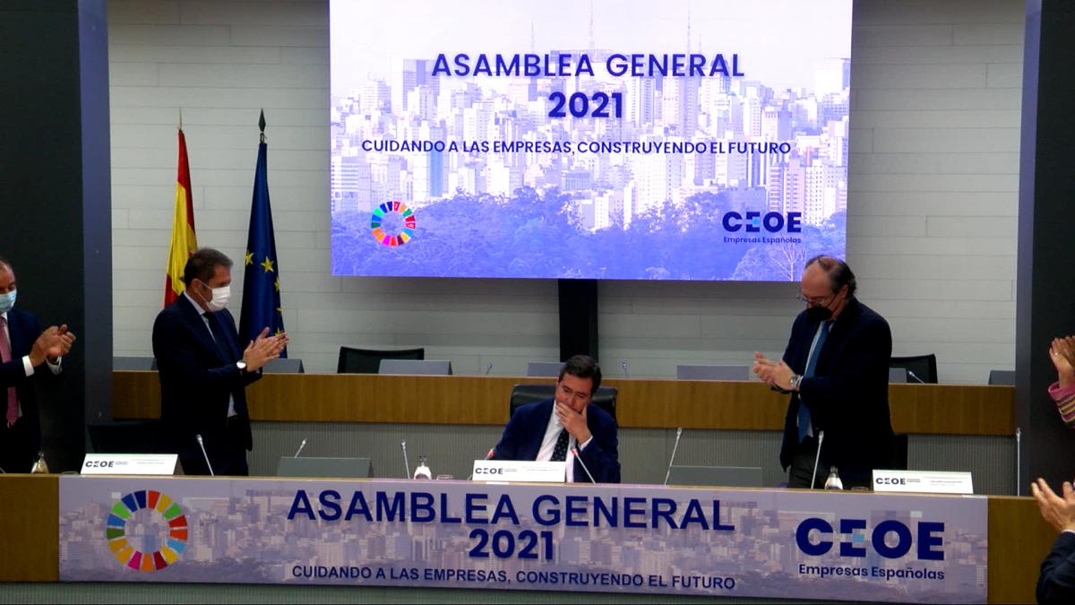 Garamendi, emocionado, ante la ovación de los miembros de la CEOE en la Asamblea General